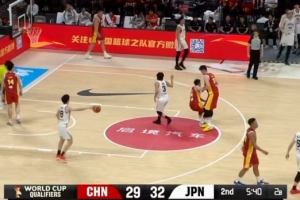 攻防都得拼！赵继伟急停中投命中后 防守端造成对手进攻犯规！