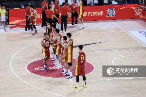 王俊杰&杨瀚森没打出效果！中国男篮惨败日本19分 问题出在哪了？