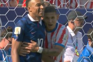 真·贴身盯防！巴拉圭后卫紧紧抱住姆巴佩，把姆巴佩逗笑了