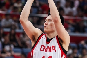 提上首发效果好！李弘权半场7投4中拿到9分1篮板2助攻 正负值+16