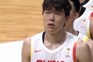 杨健：这种比赛杨瀚森应该统治篮下 今天让我想起他在G联盟的表现
