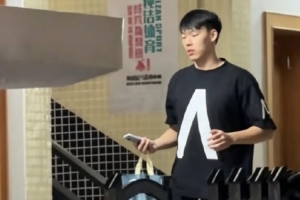 网友拍摄到之前在广州养伤康复的张昊目前已回到广东宏远俱乐部