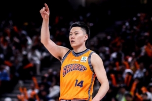 媒体人：上海和李弘权达成两年C类合同续约 球员在薪资上做了让步