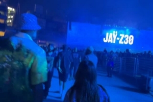 享受生活！詹姆斯与友人观看Jay-Z演唱会 跟随音乐摇头晃脑