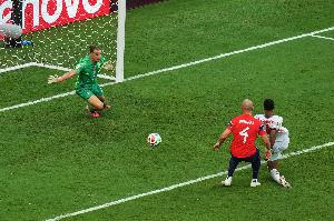 挪威门将尼兰赛后采访时落泪 队友+主帅+媒体人齐声力挺